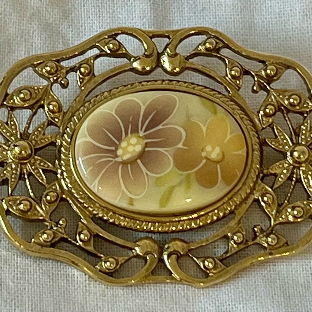 Vintage 1028 Floral Oval Cabochon Cameo Brooch w/ Filigree Frame